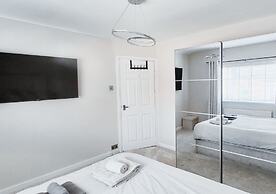 Cosy 2BR House on Quiet Street