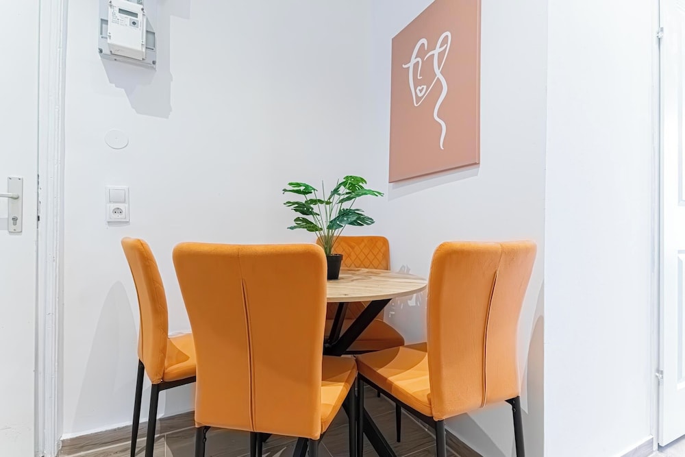 Chic 1BR Apt Walk to Vienna Sights