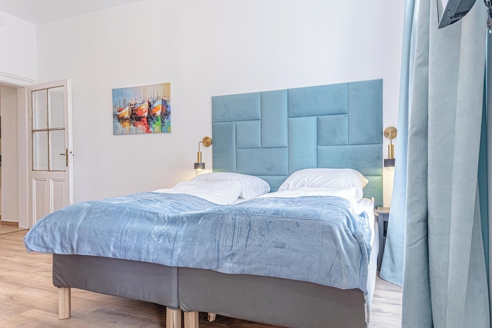 Chic 1BR Apt Walk to Vienna Sights