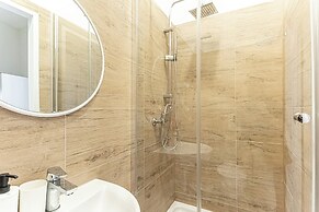 Chic 1BR Apt Walk to Vienna Sights