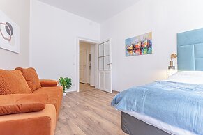 Chic 1BR Apt Walk to Vienna Sights