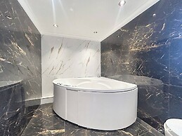 Elegant Family Home, 2x Jacuzzi Corner Bath