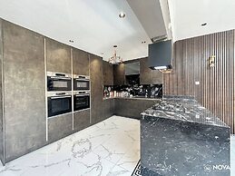 Elegant Family Home, 2x Jacuzzi Corner Bath