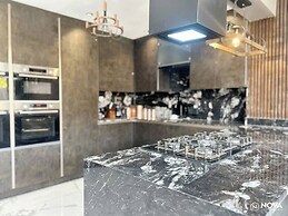 Elegant Family Home, 2x Jacuzzi Corner Bath