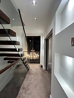 Elegant Family Home, 2x Jacuzzi Corner Bath