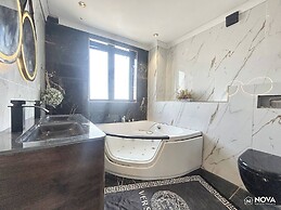 Elegant Family Home, 2x Jacuzzi Corner Bath