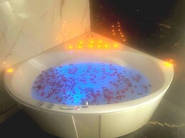 Elegant Family Home, 2x Jacuzzi Corner Bath