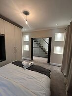 Elegant Family Home, 2x Jacuzzi Corner Bath