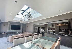 Elegant Family Home, 2x Jacuzzi Corner Bath