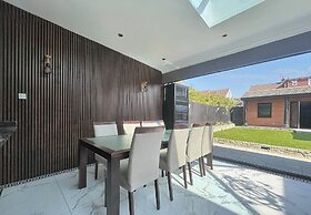 Elegant Family Home, 2x Jacuzzi Corner Bath