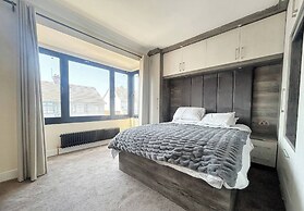 Elegant Family Home, 2x Jacuzzi Corner Bath