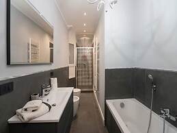 Charming Modern Apartment Near Argonne