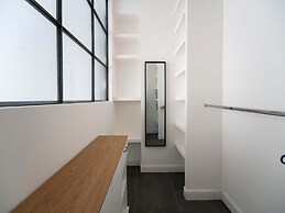 Charming Modern Apartment Near Argonne
