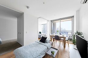 Cozy 2BR Apt Steps From Southern Cross, City Views