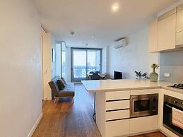 Cozy 2BR Apt Steps From Southern Cross, City Views