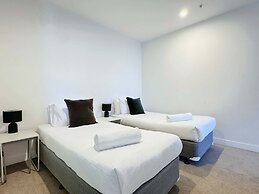 Cozy 2BR Apt Steps From Southern Cross, City Views