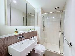 Cozy 2BR Apt Steps From Southern Cross, City Views