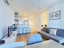 Cozy 2BR Apt Steps From Southern Cross, City Views