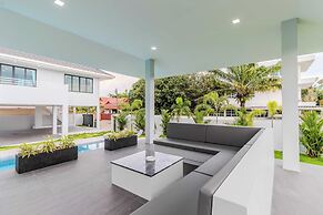 2 Villas 2 Kitchens  Huge Pool V258