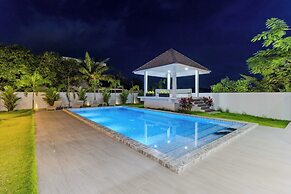 2 Villas 2 Kitchens  Huge Pool V258