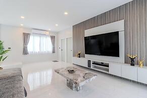 2 Villas 2 Kitchens  Huge Pool V258