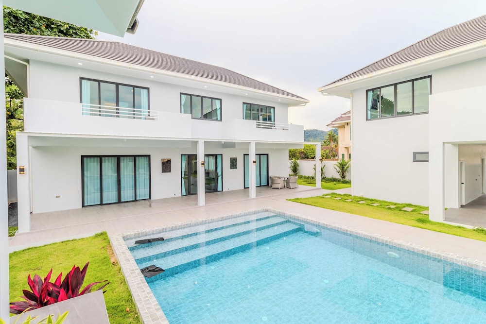 2 Villas 2 Kitchens  Huge Pool V258