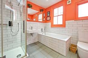 4 Bedroom House, Barnes