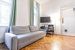 Elegant 1BR Apt Steps from Praterstern