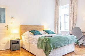 3BR Apt 15 Min from Landstraße Hub