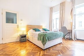 3BR Apt 15 Min from Landstraße Hub