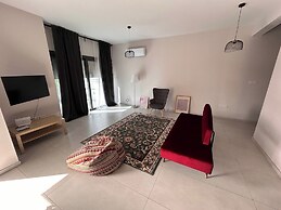 Villa - Sleeps 6 - Near Local Attractions