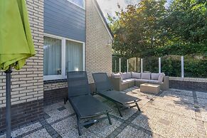 Charming Villa With Spacious Garden on the Water