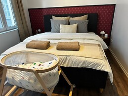 Stylish 1BR plus LR Apt Ghent Castle