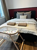 Stylish 1BR plus LR Apt Ghent Castle