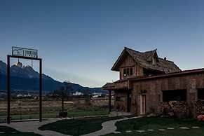 Lijiang Tennessee farmhouse hotel