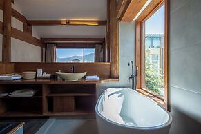 Lijiang Tennessee farmhouse hotel