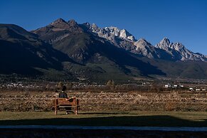 Lijiang Tennessee farmhouse hotel