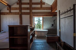 Lijiang Tennessee farmhouse hotel