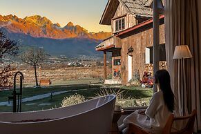 Lijiang Tennessee farmhouse hotel