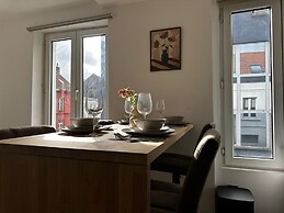 Modern 1BR plus LR Apt Near Gravensteen