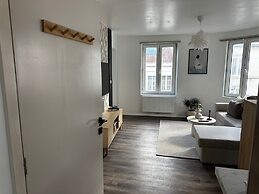Modern 1BR plus LR Apt Near Gravensteen