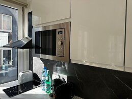Modern 1BR plus LR Apt Near Gravensteen
