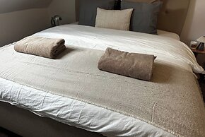 Modern 1BR plus LR Apt Near Gravensteen