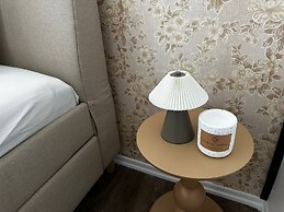 Modern 1BR plus LR Apt Near Gravensteen