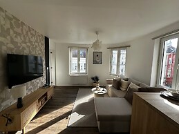 Modern 1BR plus LR Apt Near Gravensteen