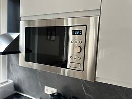 Modern 1BR plus LR Apt Near Gravensteen