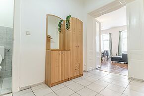 Cozy 2BR Apt Prime Central Spot