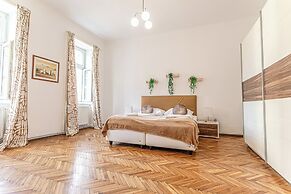 Cozy 2BR Apt Prime Central Spot