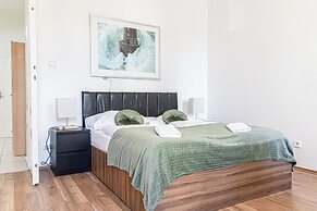 Cozy 2BR Apt Prime Central Spot