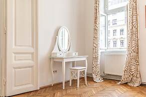 Cozy 2BR Apt Prime Central Spot